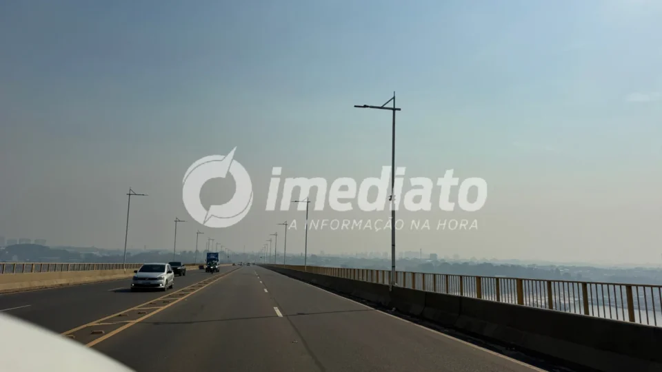 Área de mata vira cenário de destruição após incêndio avançar às margens da Manoel Urbano