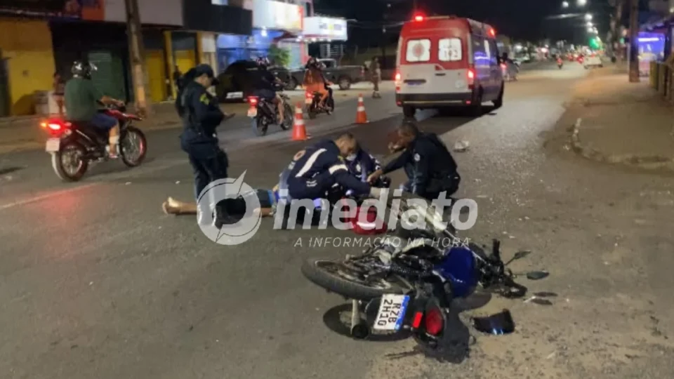 Colisão entre moto e picape deixa vítimas feridas e motorista foge em Boa Vista