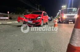 Colisão entre Gol e Sandero deixa veículos danificados em avenida de Boa Vista