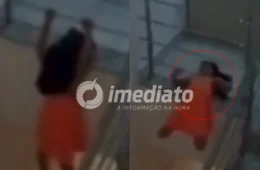 VEJA VÍDEO: criança fica pendurada em escada e é salva segundos antes de cair