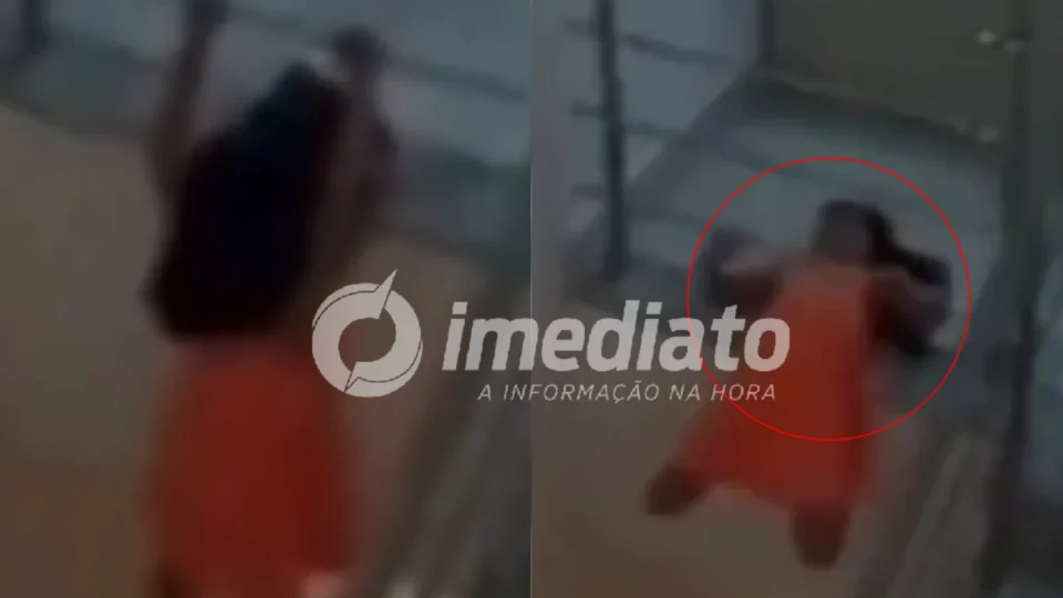 VEJA VÍDEO: criança fica pendurada em escada e é salva segundos antes de cair