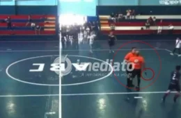 VEJA VÍDEO: árbitro saca revólver em jogo de futsal infantil e provoca pânico entre torcedores