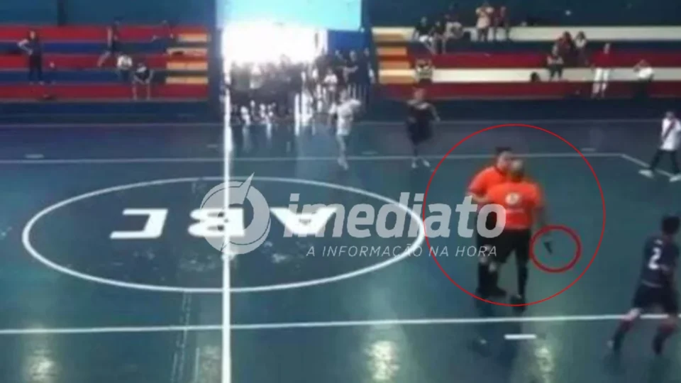 VEJA VÍDEO: árbitro saca revólver em jogo de futsal infantil e provoca pânico entre torcedores