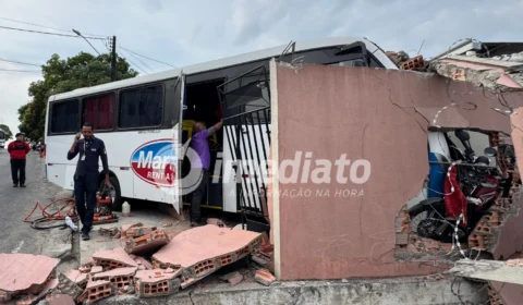 Micro-ônibus desgovernado invade casas e motorista fica preso às ferragens em Manaus