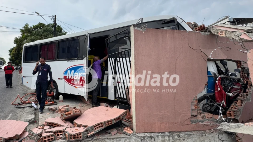 Micro-ônibus desgovernado invade casas e motorista fica preso às ferragens em Manaus