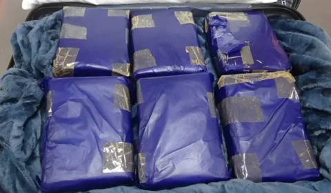 A CASA CAIU: Mulher é presa com 12 kg de skunk escondidos em mala no Aeroporto de Manaus