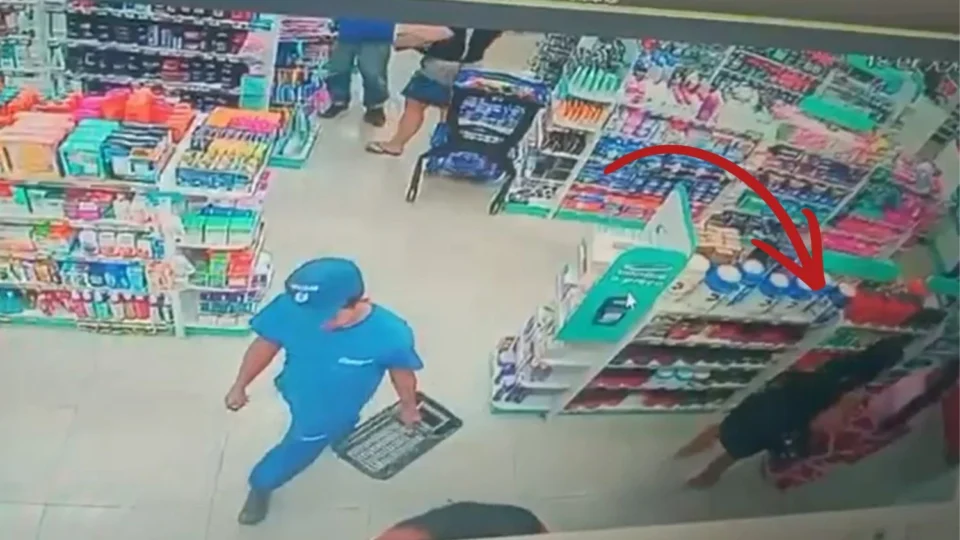 VEJA VÍDEO: Dupla de mulheres entra como cliente, esconde produtos e deixa drogaria sem pagar em Manaus
