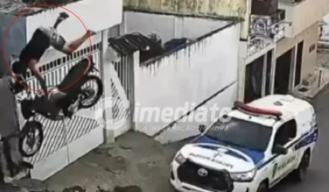 VEJA VÍDEO: Fuga em alta velocidade termina com homem morto após viatura encostar em moto