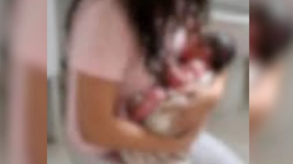 Menina de 11 anos dá à luz sozinha no banheiro de casa e caso é investigado como abuso sexual