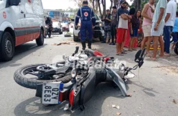 VEJA IMAGENS: motociclista e passageira ficam gravemente feridos após moto colidir com árvore em Manaus