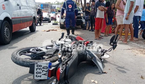 VEJA IMAGENS: motociclista e passageira ficam gravemente feridos após moto colidir com árvore em Manaus