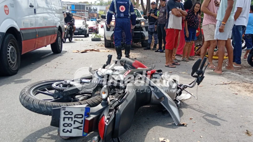 VEJA IMAGENS: motociclista e passageira ficam gravemente feridos após moto colidir com árvore em Manaus