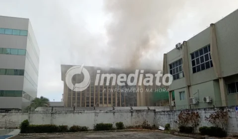 VEJA VÍDEO: princípio de incêndio na Caixa Econômica causa correria e evacuação na Justiça Federal em Manaus