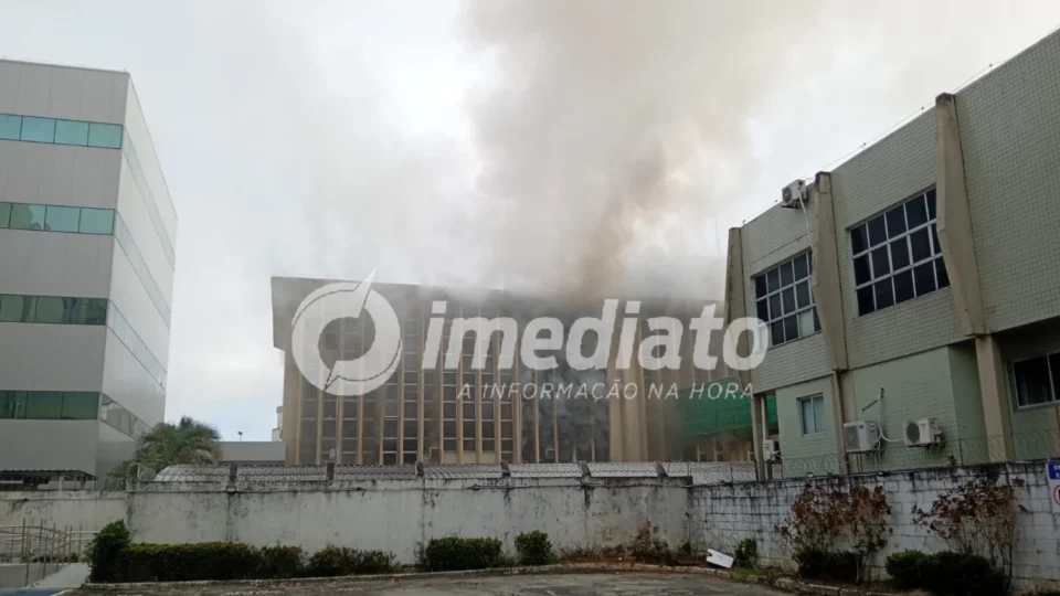 VEJA VÍDEO: princípio de incêndio na Caixa Econômica causa correria e evacuação na Justiça Federal em Manaus