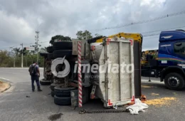 Carreta carregada de milho tomba na Avenida do Turismo e interdita retorno em Manaus