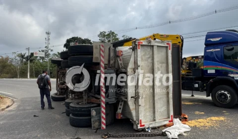 Carreta carregada de milho tomba na Avenida do Turismo e interdita retorno em Manaus