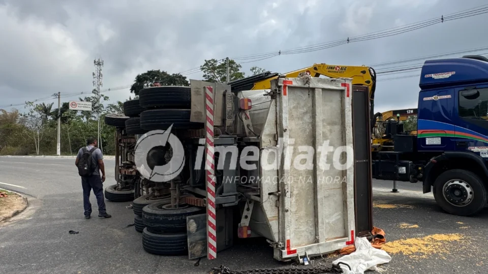 Carreta carregada de milho tomba na Avenida do Turismo e interdita retorno em Manaus