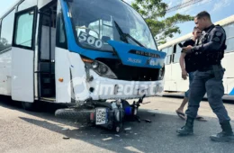 Motociclista e passageira ficam feridos após moto parar debaixo de ônibus da linha 500 em Manaus