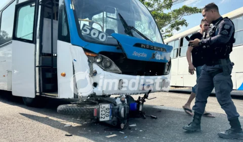 Motociclista e passageira ficam feridos após moto parar debaixo de ônibus da linha 500 em Manaus