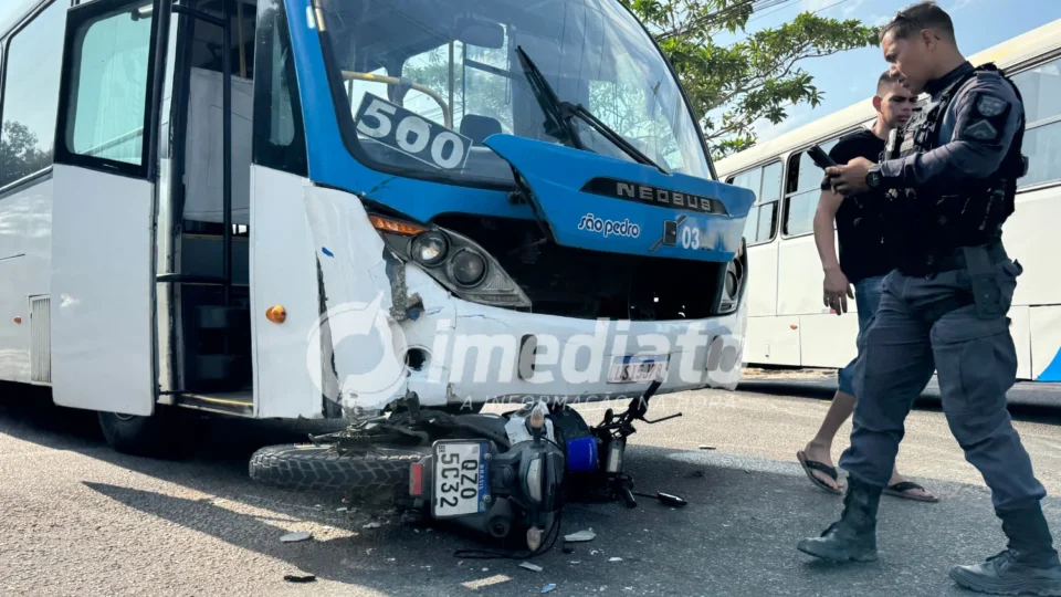 Motociclista e passageira ficam feridos após moto parar debaixo de ônibus da linha 500 em Manaus