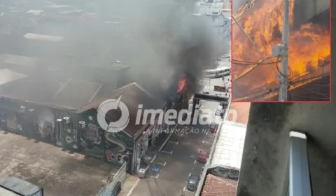 VEJA VÍDEO: Incêndio se espalha rapidamente por prédio antigo e atinge rede elétrica no Centro de Manaus