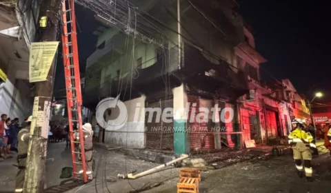 VEJA IMAGENS: Incêndio destrói padaria e assusta moradores de prédio de três andares em Manaus