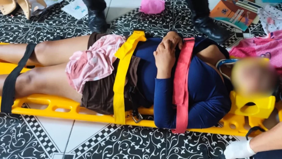 VEJA VÍDEOS: Homem é procurado após agredir e nocautear mulher com chute no rosto no Amazonas