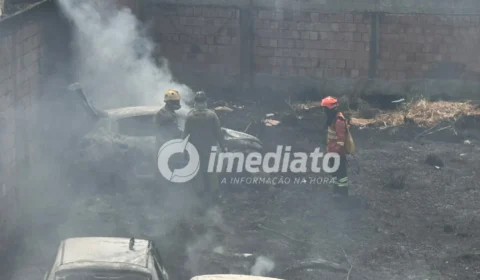 VEJA VÍDEOS: Incêndio atinge sucataria e destrói cerca de 30 veículos em Manaus