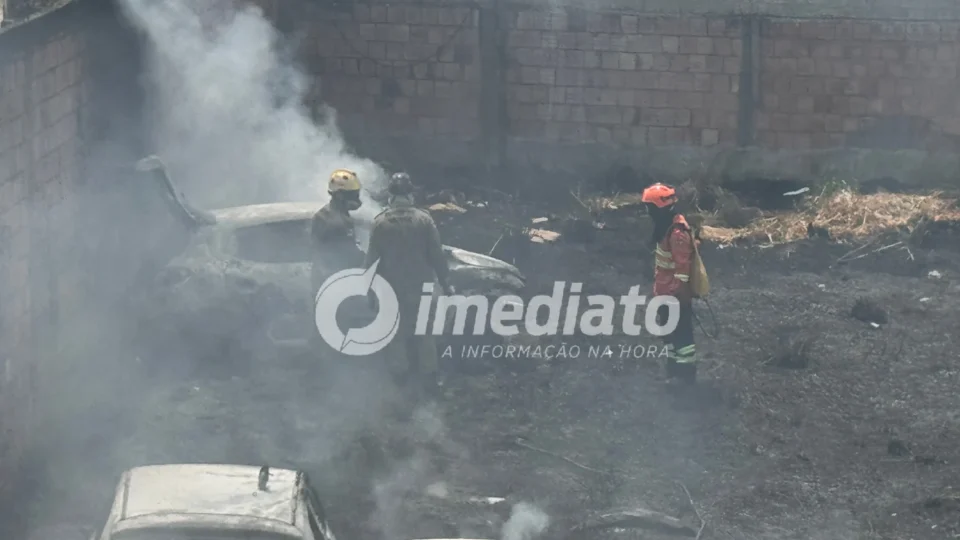 VEJA VÍDEOS: Incêndio atinge sucataria e destrói cerca de 30 veículos em Manaus