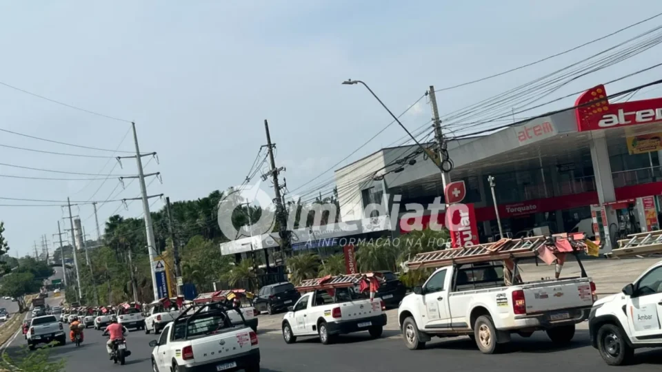 Colaboradores da Norte Tech fecham Avenida Torquato Tapajós em protesto contra condições de trabalho em Manaus