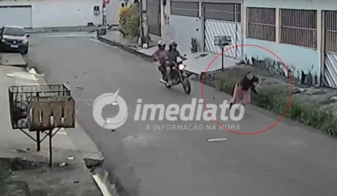 VEJA VÍDEO: Mulher cai e fica ferida ao tentar fugir de bandidos durante assalto em Manaus