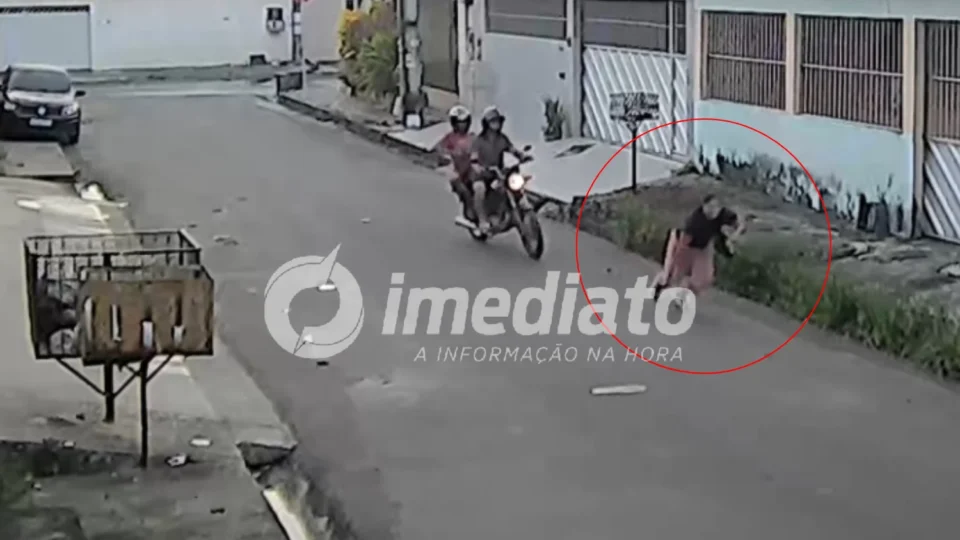 VEJA VÍDEO: Mulher cai e fica ferida ao tentar fugir de bandidos durante assalto em Manaus