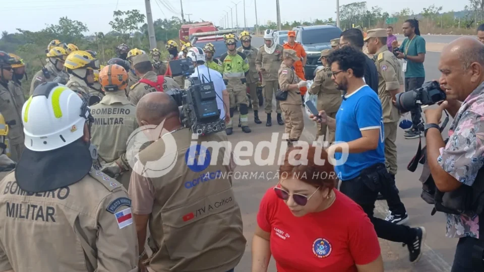 Bombeiros continuam no combate as chamas na Manoel Urbano, na AM-010