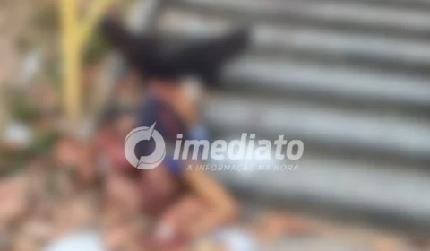 VEJA FOTOS: homem é encontrado morto e ensanguentado em escadaria no Centro de Manaus