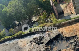 Vazamento transforma rua em ‘cachoeira’ e ameaça casa de moradora em Manaus