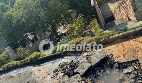 Vazamento transforma rua em ‘cachoeira’ e ameaça casa de moradora em Manaus