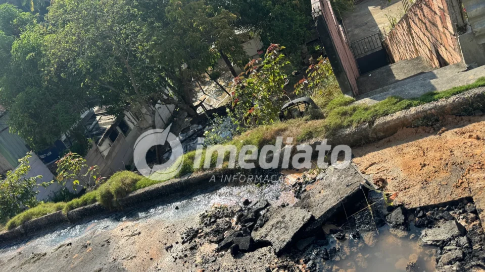 Vazamento transforma rua em ‘cachoeira’ e ameaça casa de moradora em Manaus