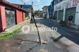“Já está há três dias vazando”: Tubulação rompe e abre buraco de quase 1 metro de profundidade no Armando Mendes