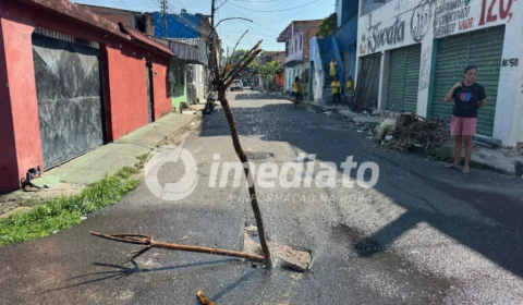 “Já está há três dias vazando”: Tubulação rompe e abre buraco de quase 1 metro de profundidade no Armando Mendes