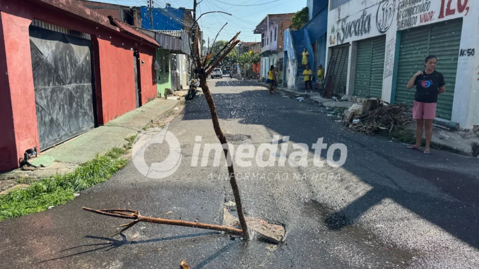 “Já está há três dias vazando”: Tubulação rompe e abre buraco de quase 1 metro de profundidade no Armando Mendes