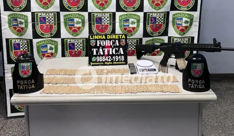 Homem foge para área de mata e abandona simulacro de fuzil, munições e drogas em Manaus