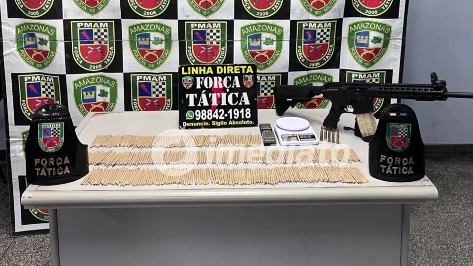 Homem foge para área de mata e abandona simulacro de fuzil, munições e drogas em Manaus