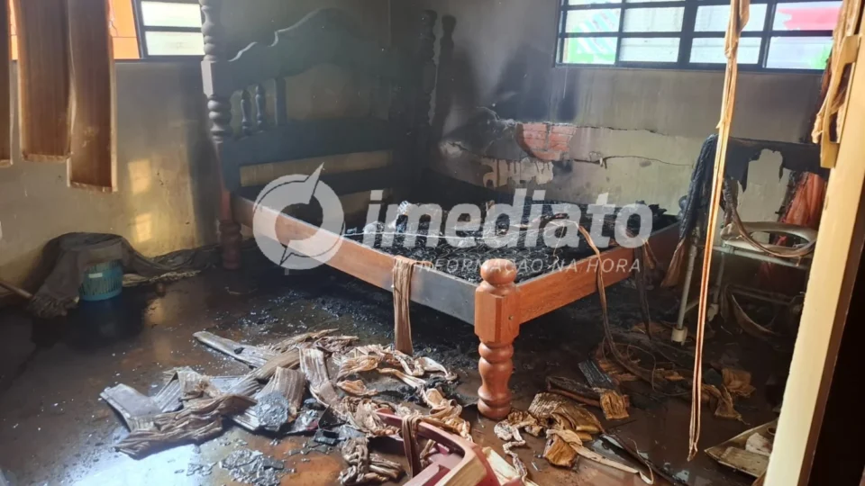 VEJA IMAGENS: idosa acamada morre carbonizada após incêndio atingir quarto onde dormia