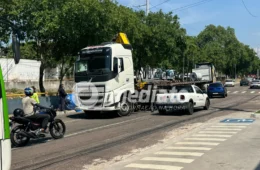 Carreta tomba com três bobinas de 20 toneladas e provoca congestionamento na Avenida Brasil