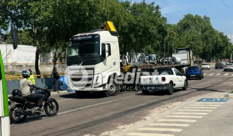 Carreta tomba com três bobinas de 20 toneladas e provoca congestionamento na Avenida Brasil