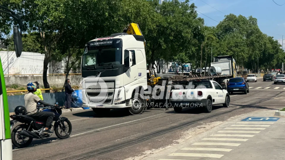 Carreta tomba com três bobinas de 20 toneladas e provoca congestionamento na Avenida Brasil