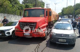 VEJA IMAGENS: caminhão perde o controle e colide com seis carros na Avenida Torquato Tapajós