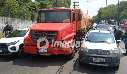 VEJA IMAGENS: caminhão perde o controle e colide com seis carros na Avenida Torquato Tapajós