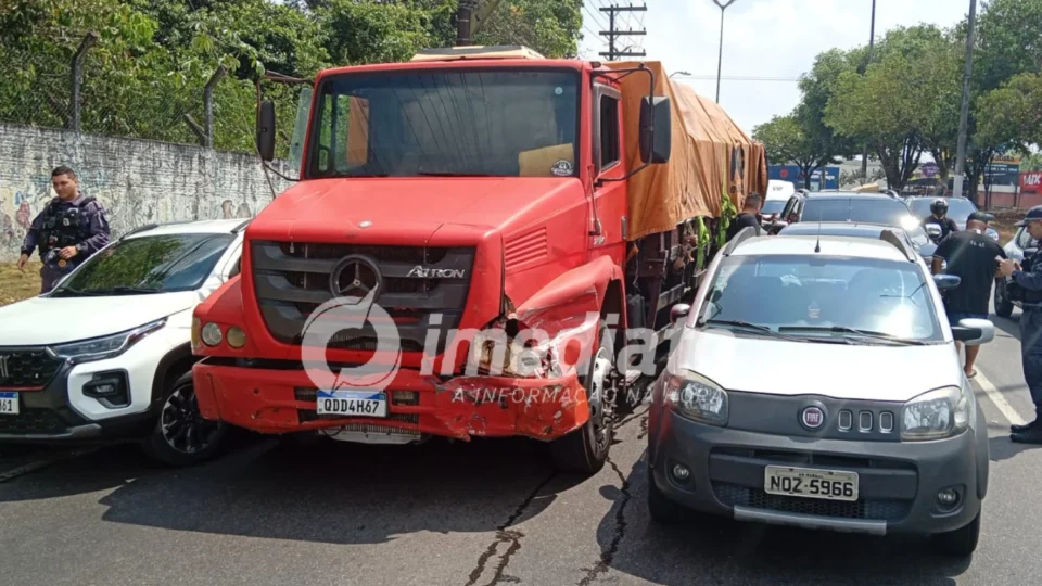 VEJA IMAGENS: caminhão perde o controle e colide com seis carros na Avenida Torquato Tapajós