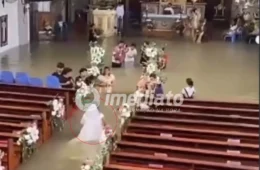 VEJA VÍDEO: Casal mantém casamento mesmo com igreja alagada e noiva entra na cerimônia com água na cintura